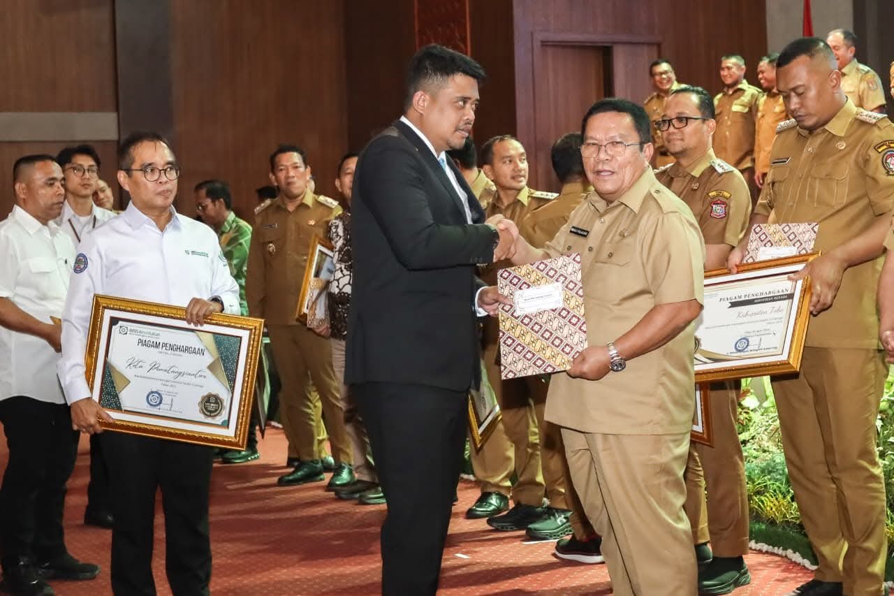 Kota Pematangsiantar memperoleh Penghargaan UHC dan Sertifikat Pembagian DBH